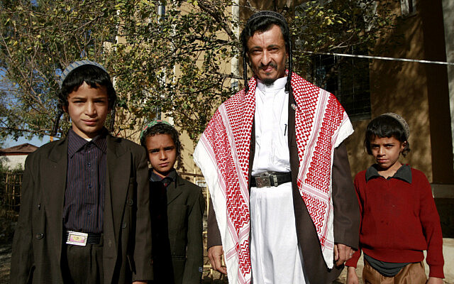 הרב יחיא יוסף מוסא עם בני משפחתו מחוץ לביתם בצנעא, תימן, ב-18 בינואר 2010. למצולמים אין קשר לנכתב בכתבה