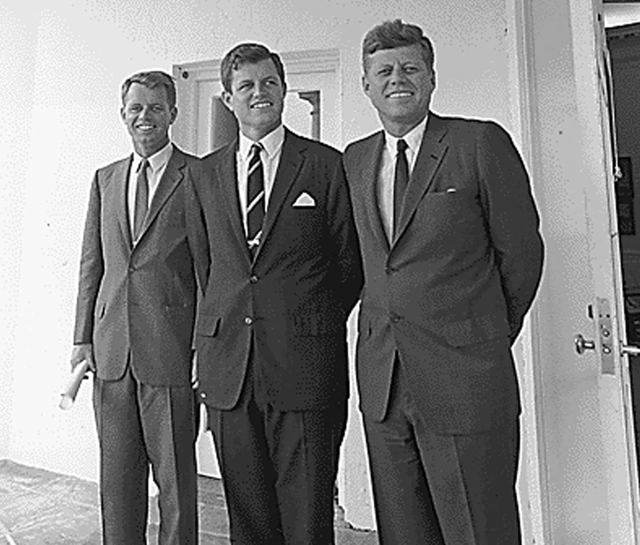 נשיא ארה&quot;ב ג&#039;ון קנדי ואחיו רוברט ואדוארד בחדר הסגלגל בבית הלבן, 28 באוגוסט 1963 (צילום: HO / NATIONAL ARCHIVES / AFP)