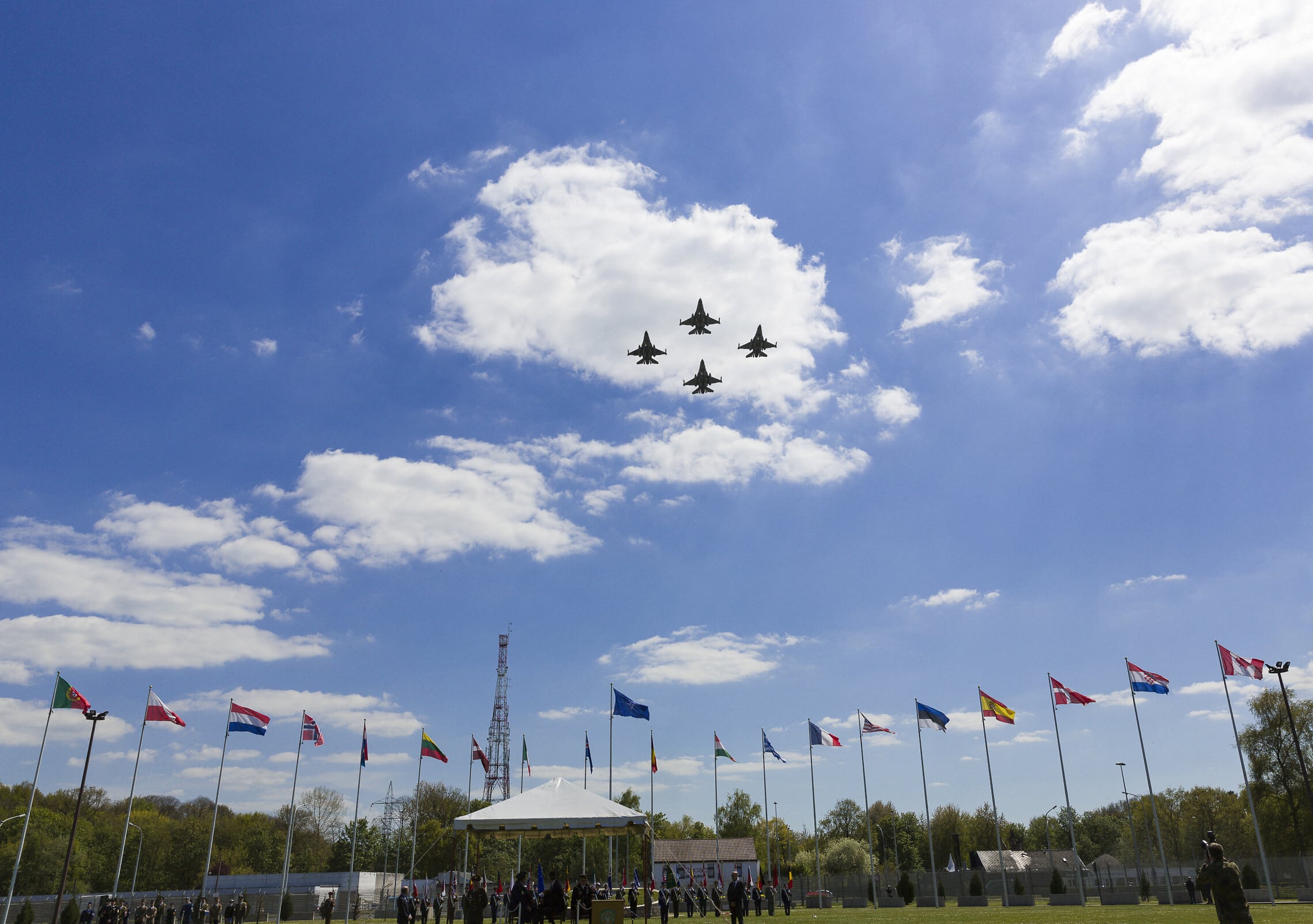 מטוסי קרב בלגים חולפים מעל מפקדת נאט&quot;ו באירופה, 4 במאי 2016 (צילום: Thierry Monasse / AFP)