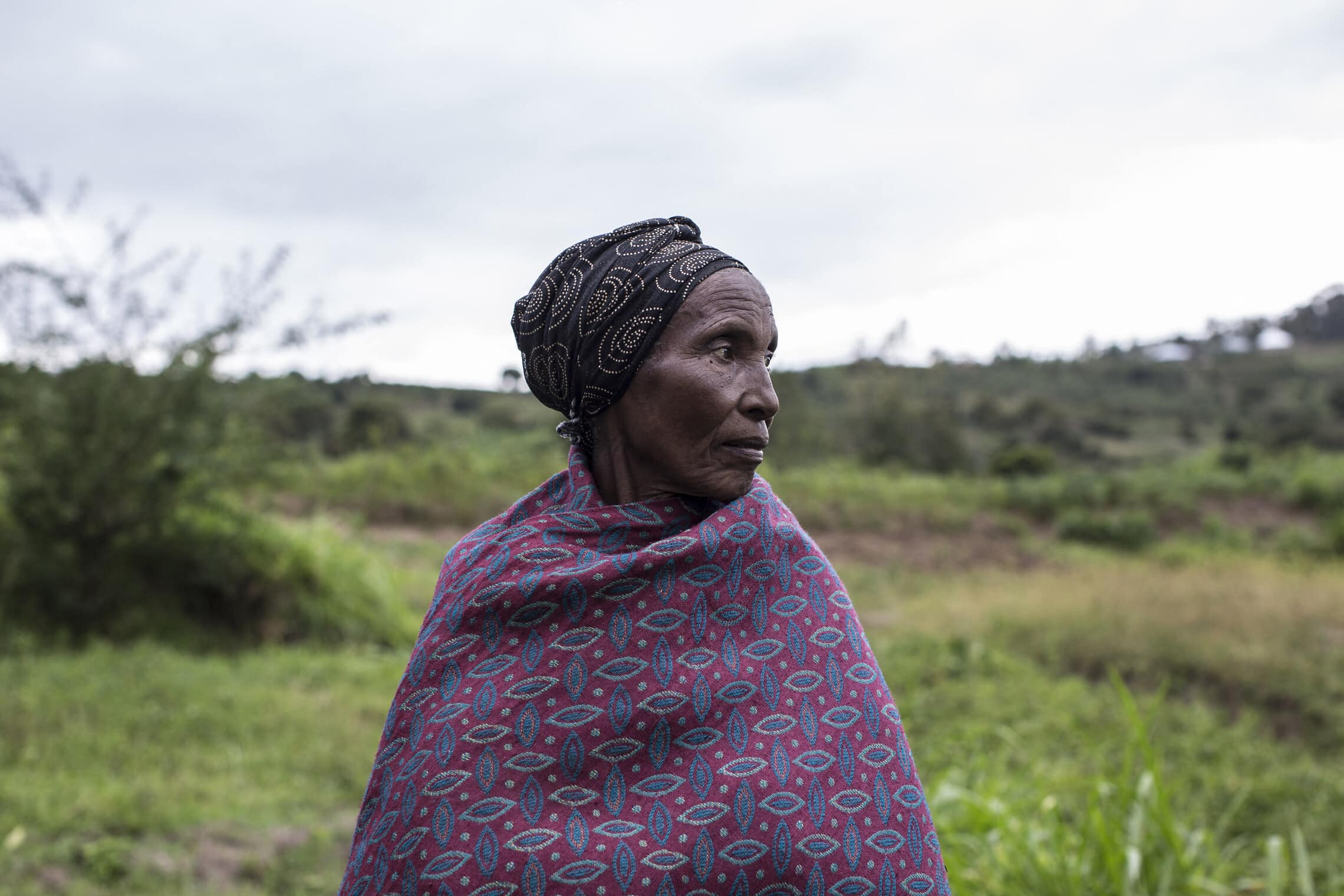 אישה בת 70 משבט הטוטסי שכל משפחתה נספתה ברצח העם ברואנדה, 2019 (צילום: Jacques NKINZINGABO / AFP)