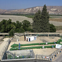 מערכת הצינורות של מקורות המשמשים להעברת מים מישראל לירדן (צילום: MENAHEM KAHANA / AFP)