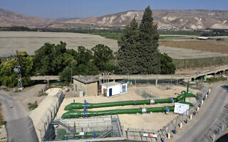 מערכת הצינורות של מקורות המשמשים להעברת מים מישראל לירדן (צילום: MENAHEM KAHANA / AFP)