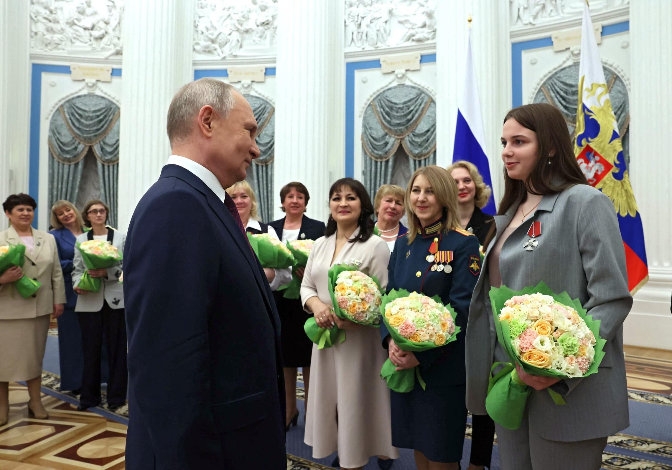 נשיא רוסיה ולדימיר פוטין נפגש עם נשים לרגל יום האישה הבינלאומי, 8 במרץ 2024 (צילום: Mikhail METZEL / SPUTNIK / AFP)