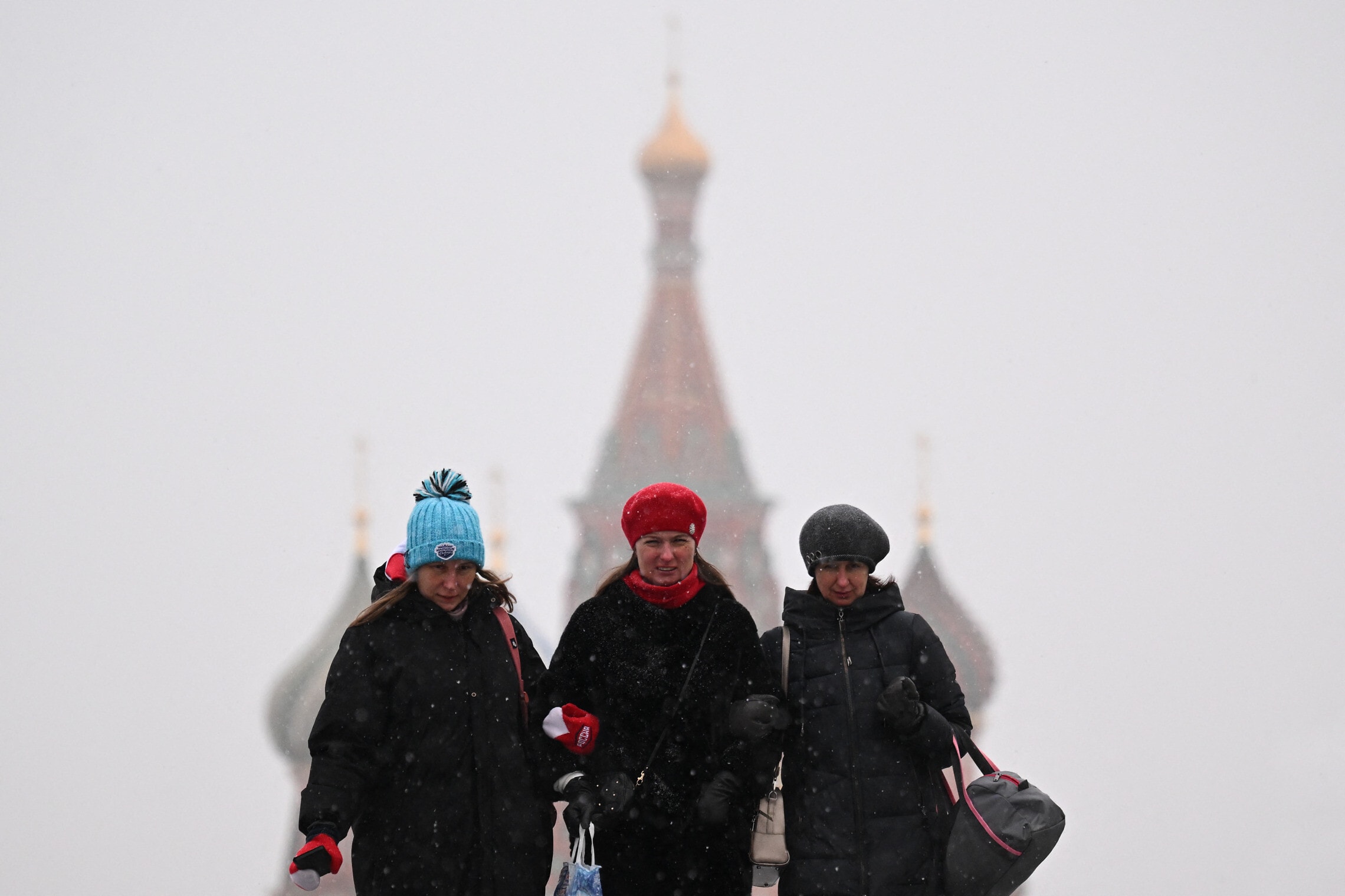 נשים רוסיות צועדות בכיכר האדומה במרכז מוסקבה ב-21 בנובמבר 2023 (צילום: NATALIA KOLESNIKOVA / AFP)