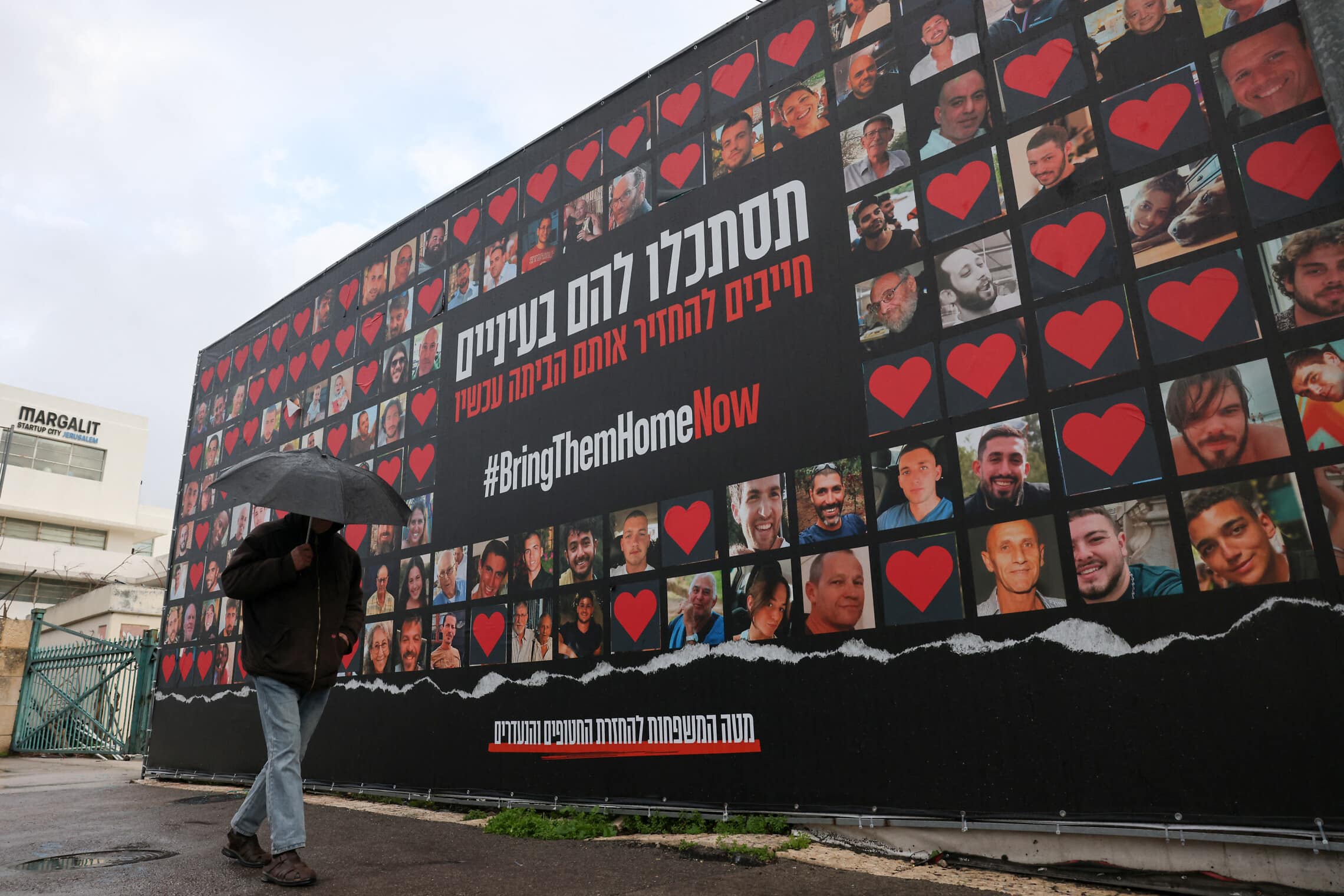 קיר המציג את תמונות החטופים בעזה, ירושלים, 2 בפברואר 2024 (צילום: AHMAD GHARABLI / AFP)