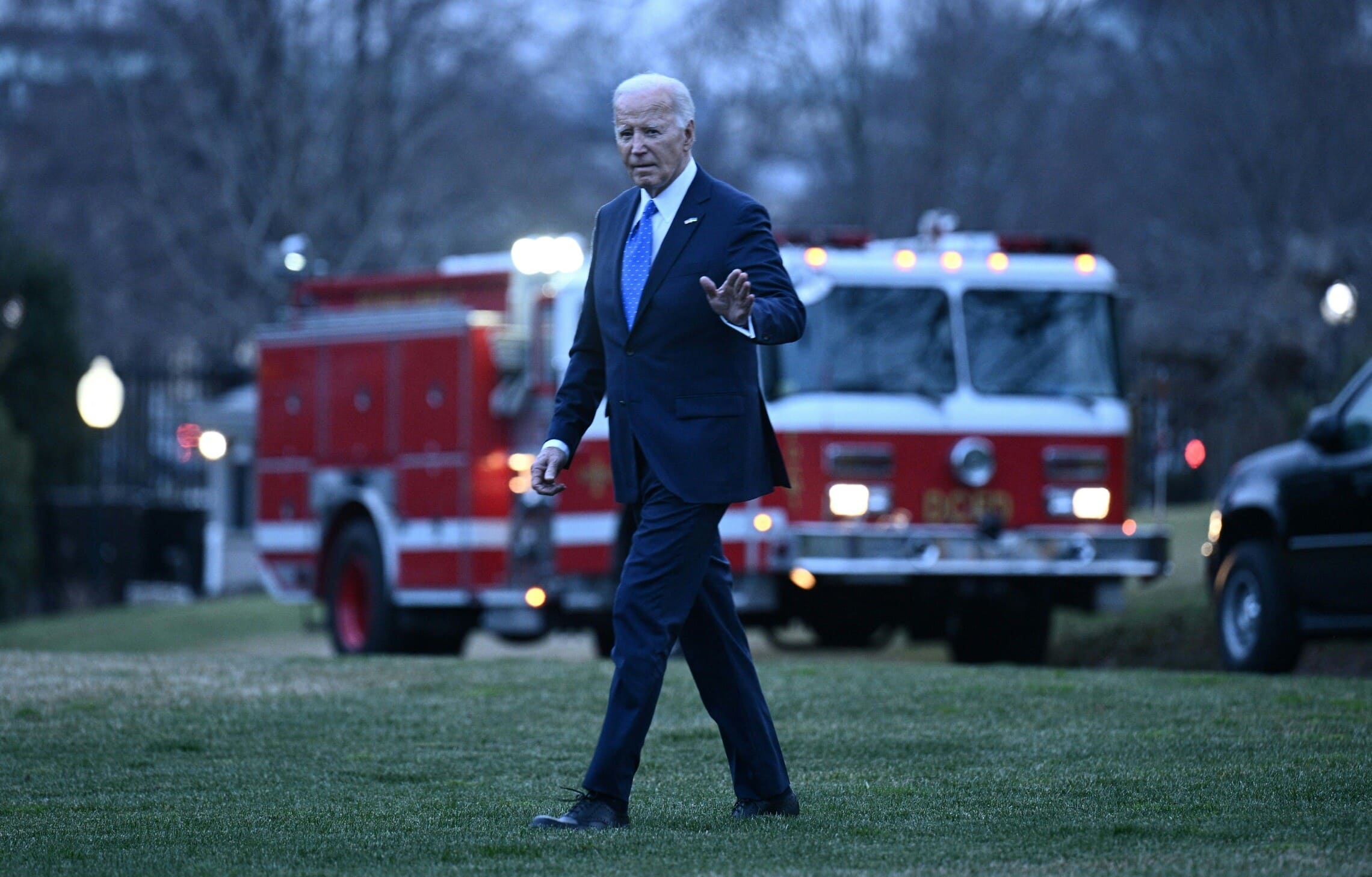 נשיא ארה&quot;ב ג&#039;ו ביידן צועד במדשאה של הבית הלבן בוושינגטון, 9 בפברואר 2024 (צילום: Brendan SMIALOWSKI / AFP)