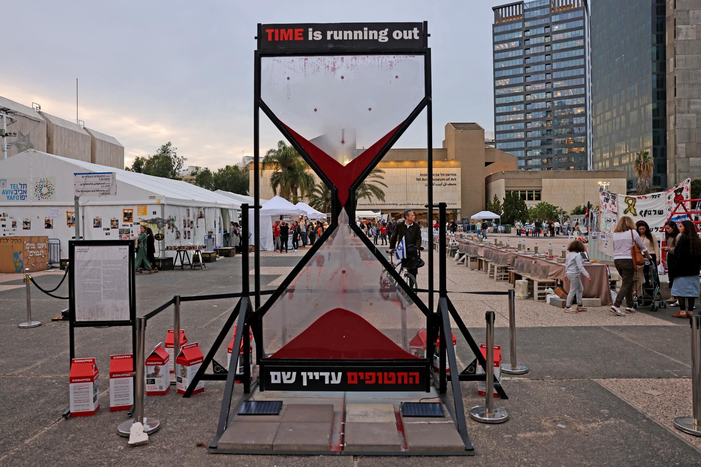 מיצב שעון חול לשחרור החטופים ליד מוזיאון תל אביב, 12 בפברואר 2024 (צילום: AHMAD GHARABLI / AFP)