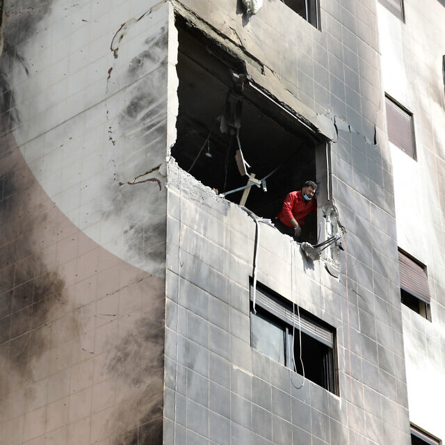 בניין שנפגע בתקיפה המיוחסת לישראל בפאתי דמשק, 22 בנובמבר 2023 (צילום: LOUAI BESHARA / AFP)