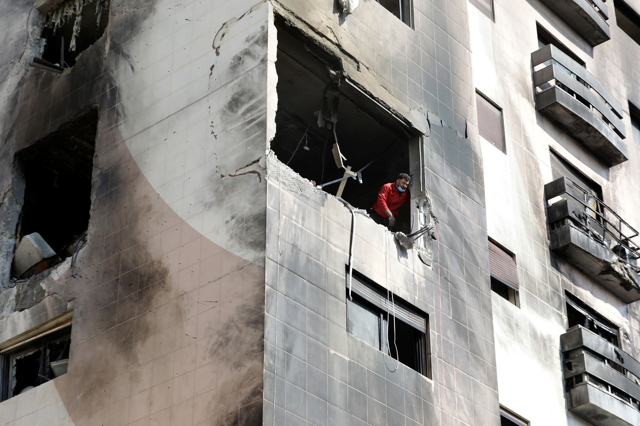 בניין שנפגע בתקיפה המיוחסת לישראל בפאתי דמשק, 22 בנובמבר 2023 (צילום: LOUAI BESHARA / AFP)