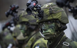 חיילים שוודים בתרגיל צבאי ליד שטוקהולם, 27 בפברואר 2024 (צילום: Jonathan NACKSTRAND / AFP)
