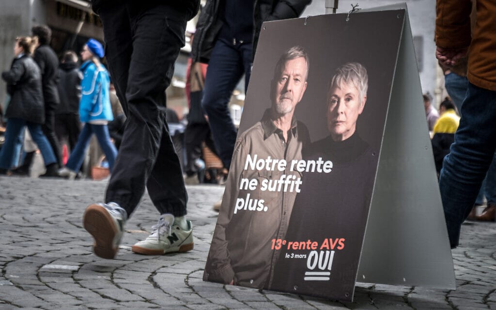 &quot;הפנסיה שלנו כבר לא מספיקה&quot;: שלט בשווייץ לפני ההצבעה במשאל העם, 29 בפברואר 2024 (צילום: Fabrice COFFRINI / AFP)