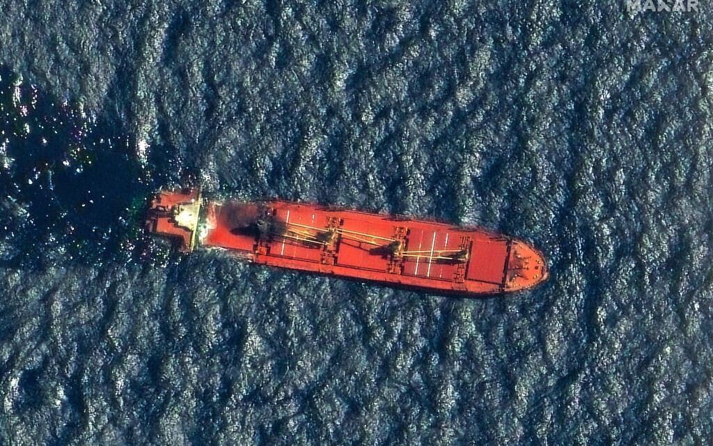 ספינת המשא הבריטית רובימאר לאחר שנפגעה במתקפת טילים חות'ים, 1 במרץ 2024 (צילום: AFP PHOTO/ SATELLITE IMAGE ©2024 MAXAR TECHNOLOGIES)