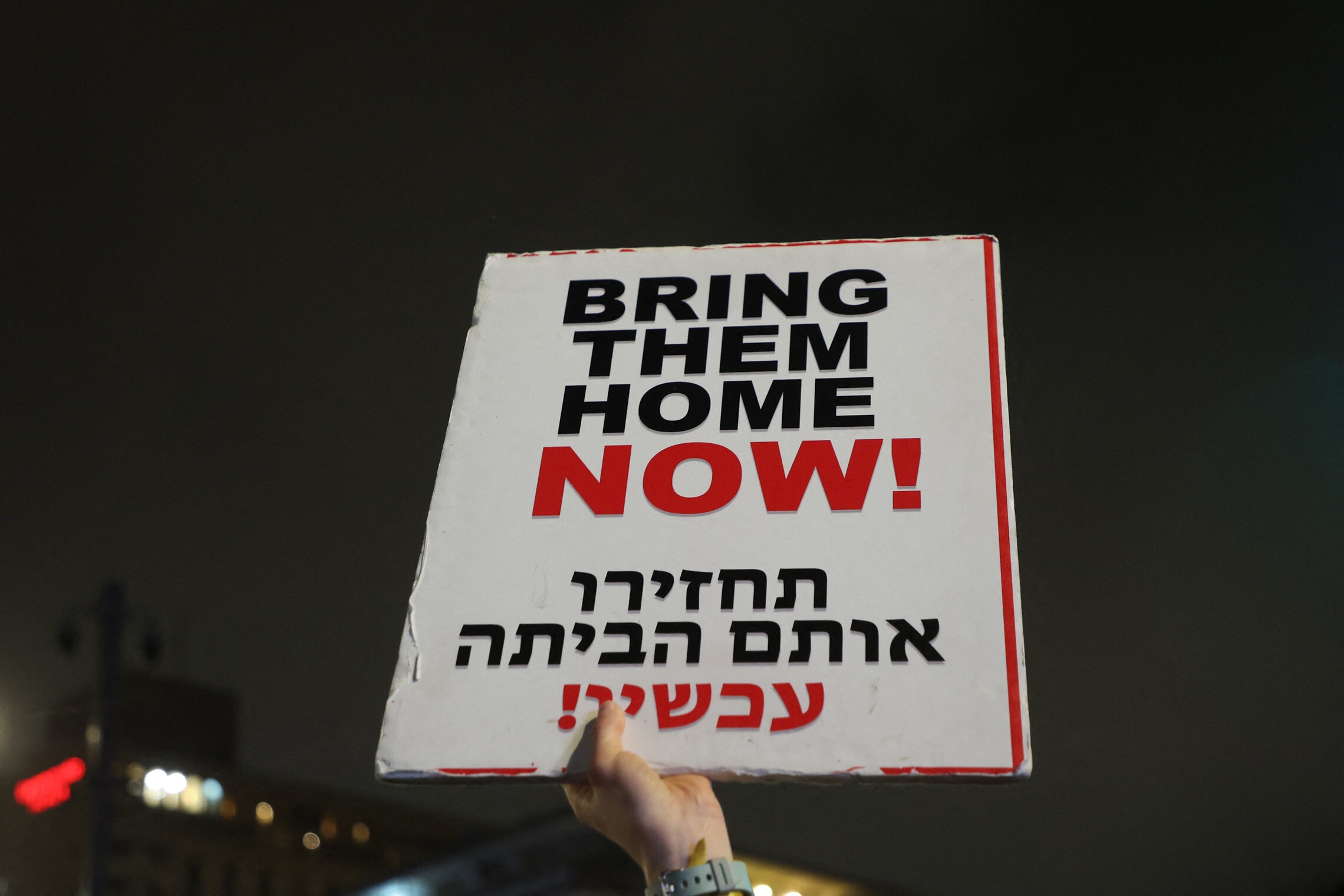 שלט הקורא לשחרור בני הערובה המוחזקים בעזה בהפגנה בירושלים, 2 במרץ 2024 (צילום: GIL COHEN-MAGEN / AFP)