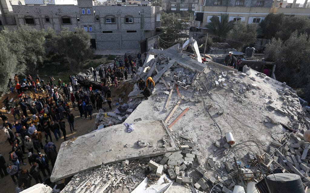 מבנה ברפיח שנפגע בתקיפה ישראלית, 3 במרץ 2024 (צילום: SAID KHATIB / AFP)