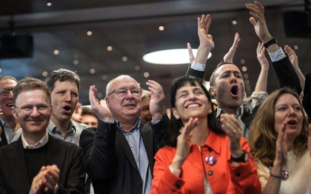 אנשי פדרציית האיגודים המקצועיים חוגגים את תוצאות משאל העם בשווייץ, 3 במרץ 2024 (צילום: Fabrice COFFRINI / AFP)