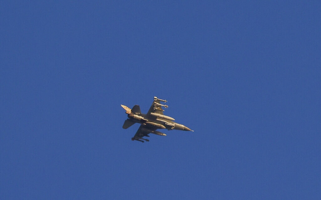 מטוס קרב של חיל האוויר בקרבת הגבול בין ישראל ללבנון, 4 במרץ 2024 (צילום: Jalaa MAREY / AFP)