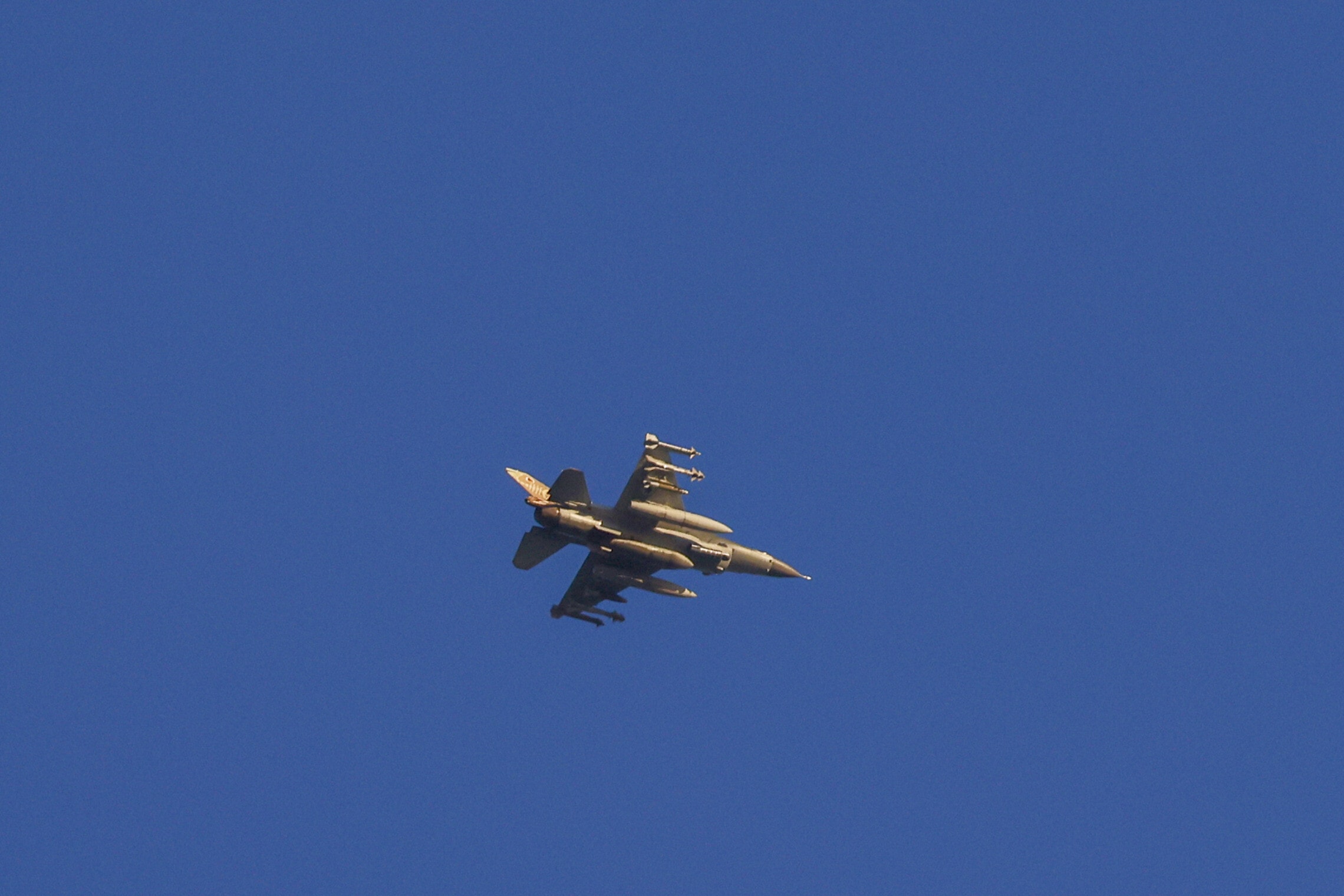 מטוס קרב של חיל האוויר בקרבת הגבול בין ישראל ללבנון, 4 במרץ 2024 (צילום: Jalaa MAREY / AFP)