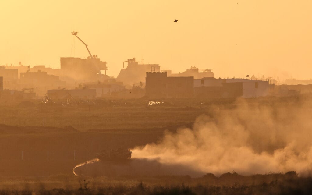 נגמ"ש של צה"ל יוצא מרצועת עזה. 4 במרץ 2024 (צילום: Menahem KAHANA / AFP)