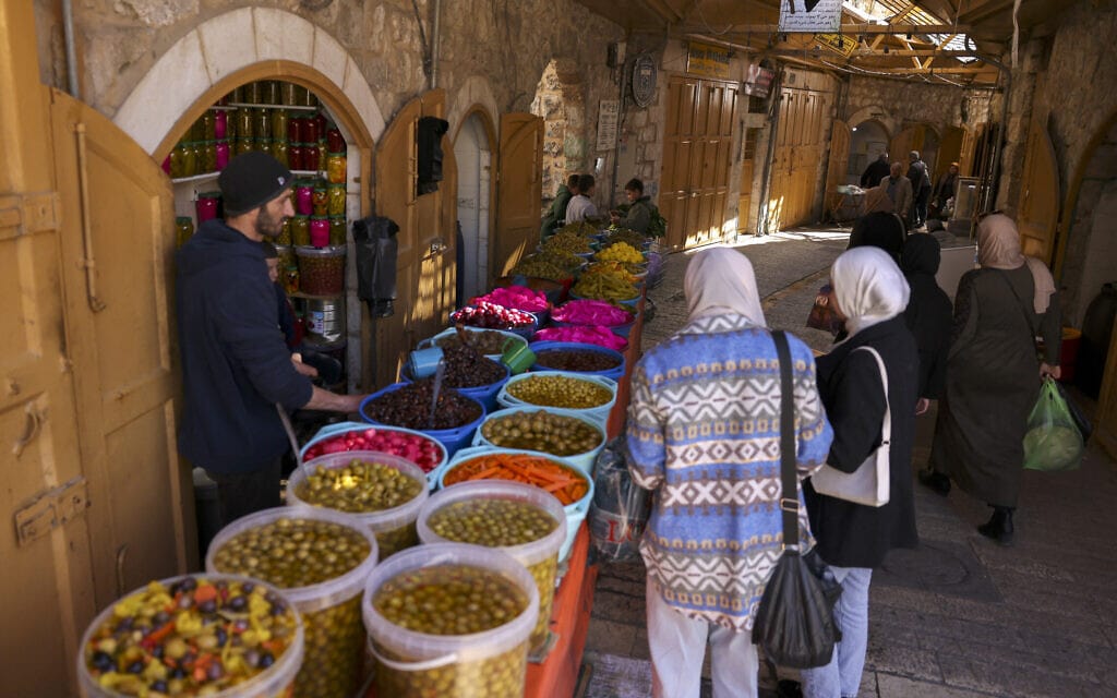 השוק בעיר העתיקה בירושלים בהכנות לקראת רמדאן, 10 במרץ 2024 (צילום: HAZEM BADER / AFP)