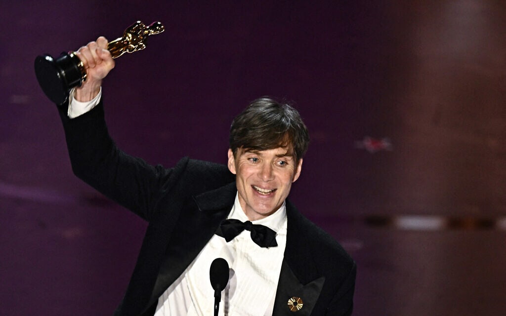 קיליאן מרפי מקבל את פרס האוסקר על זכייתו בקטגוריית השחקן הטוב ביותר, 10 במרץ 2024 (צילום: Patrick T. Fallon / AFP)