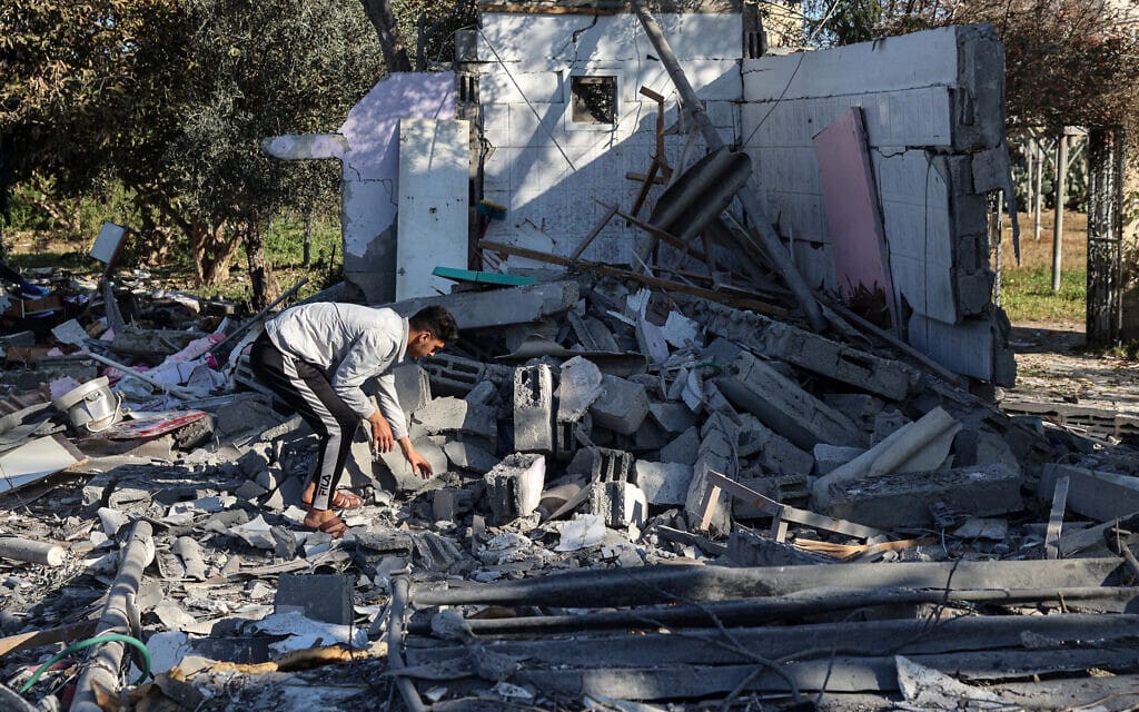 מבנה ברפיח שנפגע בתקיפה ישראלית, 11 במרץ 2024 (צילום: SAID KHATIB / AFP)