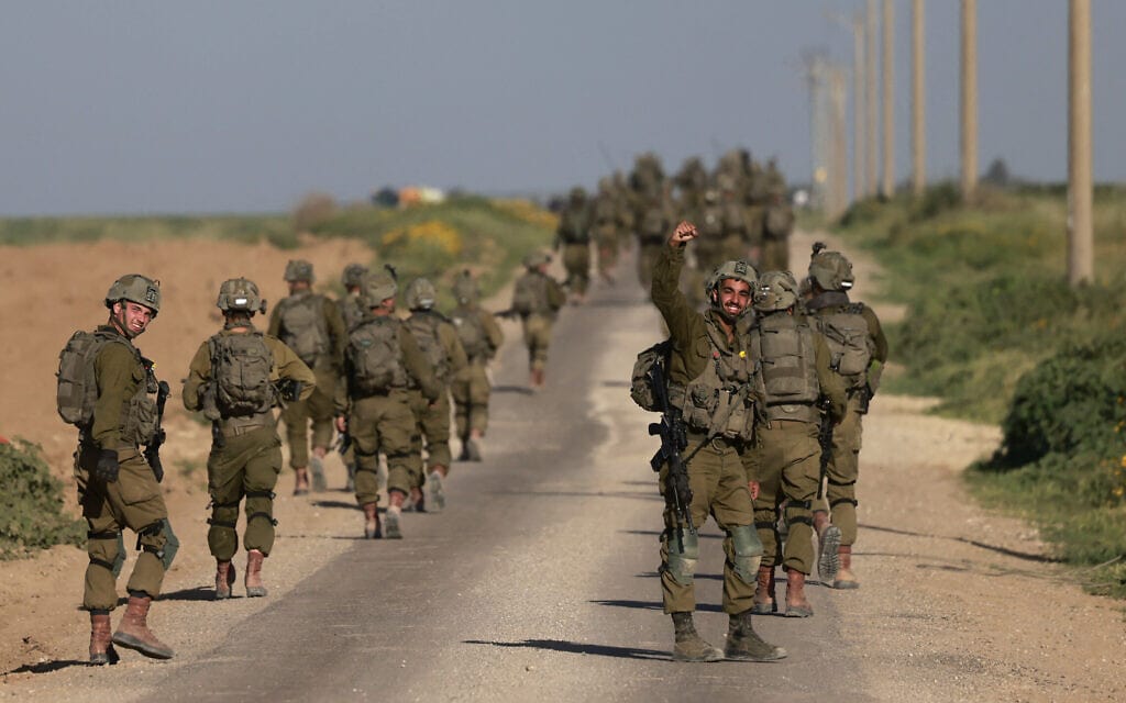 חיילי צה"ל צועדים לאורך הגבול עם עזה, מרץ 2024 (צילום: Menahem KAHANA / AFP) חיילי צה"ל צועדים לאורך הגבול עם עזה, מרץ 2024 (צילום: Menahem KAHANA / AFP)