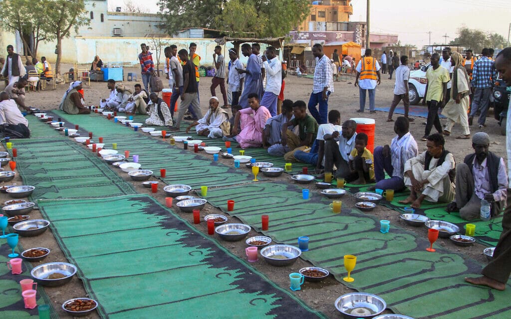 מוסלמים בסודאן מציינים את רמדאן בצל הרעב במדינה, 13 במרץ 2024 (צילום: AFP)