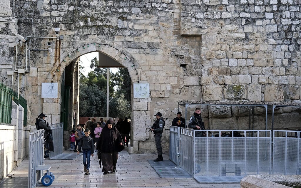 פלסטינים ושוטרי משמר הגבול בעיר העתיקה בירושלים, 14 במרץ 2024 (צילום: RONALDO SCHEMIDT / AFP)