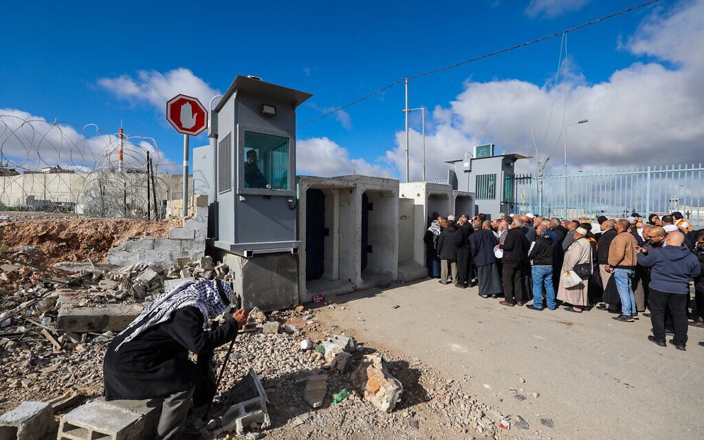 פלסטינים מהשטחים במחסום קלנדיה ממתינים להיכנס כדי להתפלל בהר הבית במהלך רמדאן, 15 במרץ 2024 (צילום: Jaafar ASHTIYEH / AFP)