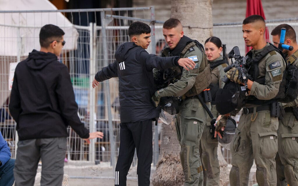חיילים ממשמר הגבול בודקים פלסטינים עם כניסתם להר הבית במהלך רמדאן, 15 במרץ 2024 (צילום: Hazem BADER / AFP)