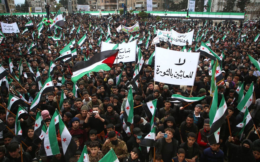סורים מאזור אידליב מציינים את השנה ה־13 להפגנות הפרו־דמוקרטיות, 15 במרץ 2024 (צילום: AAREF WATAD / AFP)