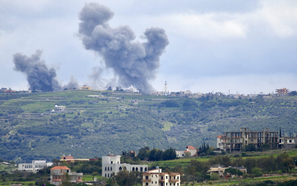 עשן מיתמר בעקבות תקיפה אווירית ישראלית בדרום לבנון, 16 במרץ 2024 (צילום: AFP)
