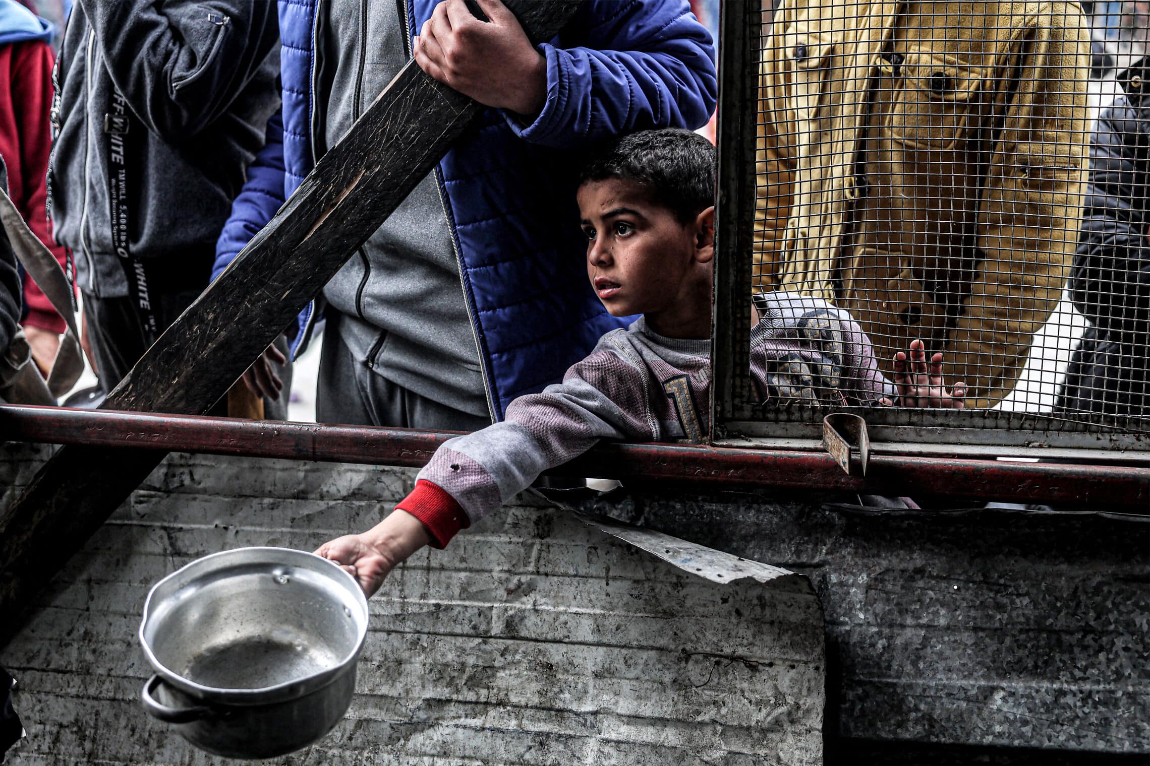 ילד פלסטיני ממתין למזון ברפיח, 16 במרץ 2024 (צילום: SAID KHATIB / AFP)