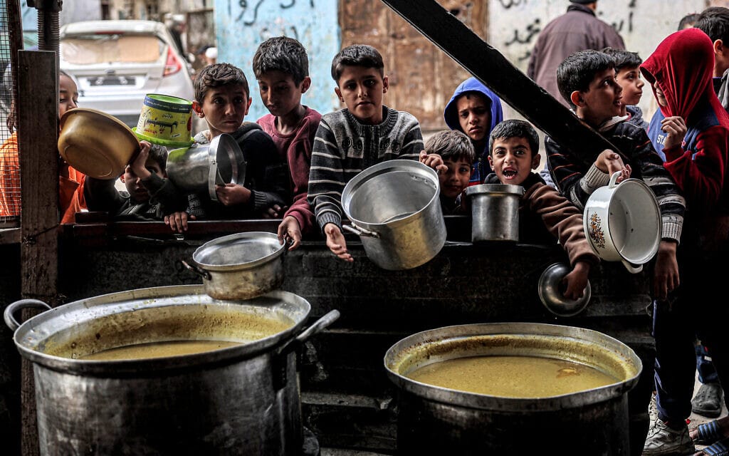 ילדים פלסטינים ממתינים לקבל מזון ברפיח, 16 במרץ 2024 (צילום: SAID KHATIB / AFP)