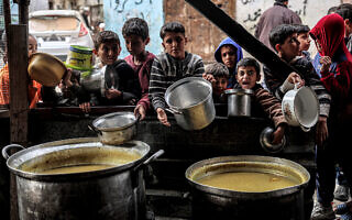 ילדים פלסטינים ממתינים לקבל מזון ברפיח, 16 במרץ 2024 (צילום: SAID KHATIB / AFP)