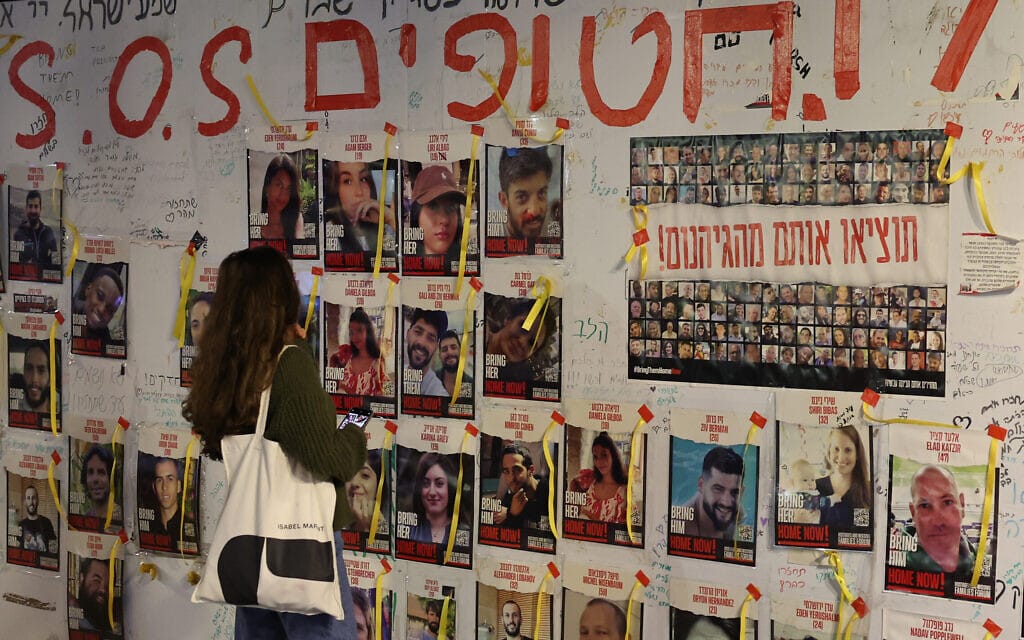 תמונותיהם של החטופים, המוחזקים ברצועת עזה, בתל אביב, 16 במרץ 2024 (צילום: JACK GUEZ / AFP)