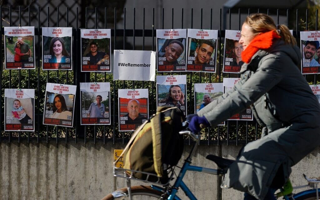 תמונות החטופים מוצגות בברלין, 18 במרץ 2024 (צילום: David GANNON / AFP)