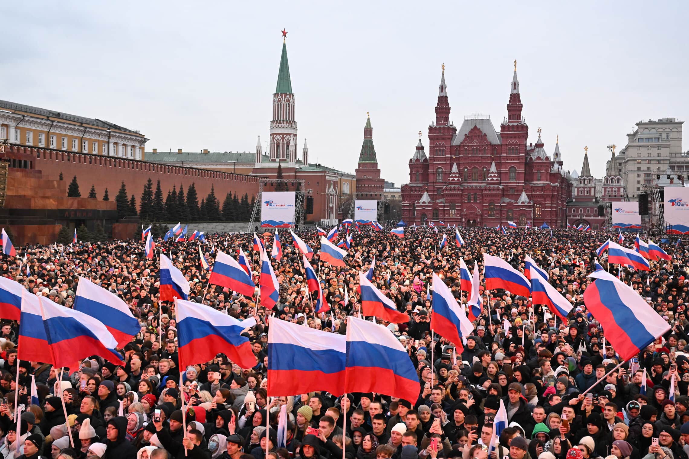 חגיגות יום השנה ה-10 לסיפוח קרים על ידי רוסיה, בכיכר האדומה במוסקבה ב-18 במרץ 2024 (צילום: Natalia KOLESNIKOVA / AFP)