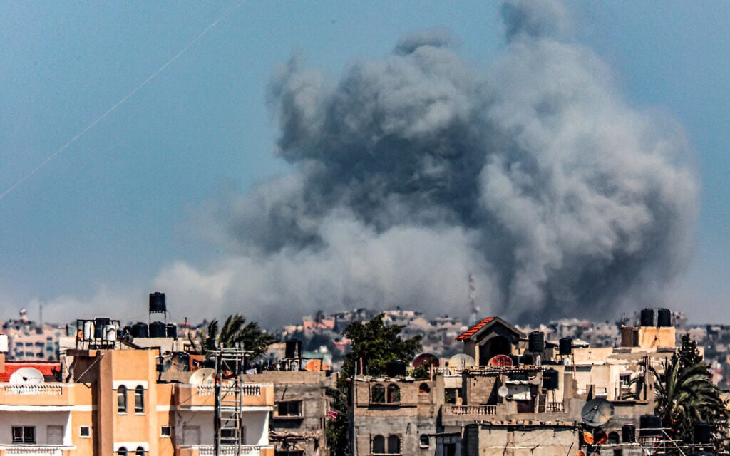 עשן מיתמר בעקבות תקיפה ישראלית ברפיח, 20 במרץ 2024 (צילום: SAID KHATIB / AFP)