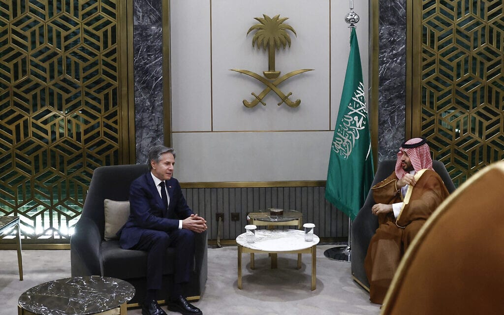 יורש העצר הסעודי מוחמד בן סלמאן נפגש עם שר החוץ האמריקאי אנתוני בלינקן בג'דה, 20 במרץ 2024 (צילום: Evelyn Hockstein / POOL / AFP)