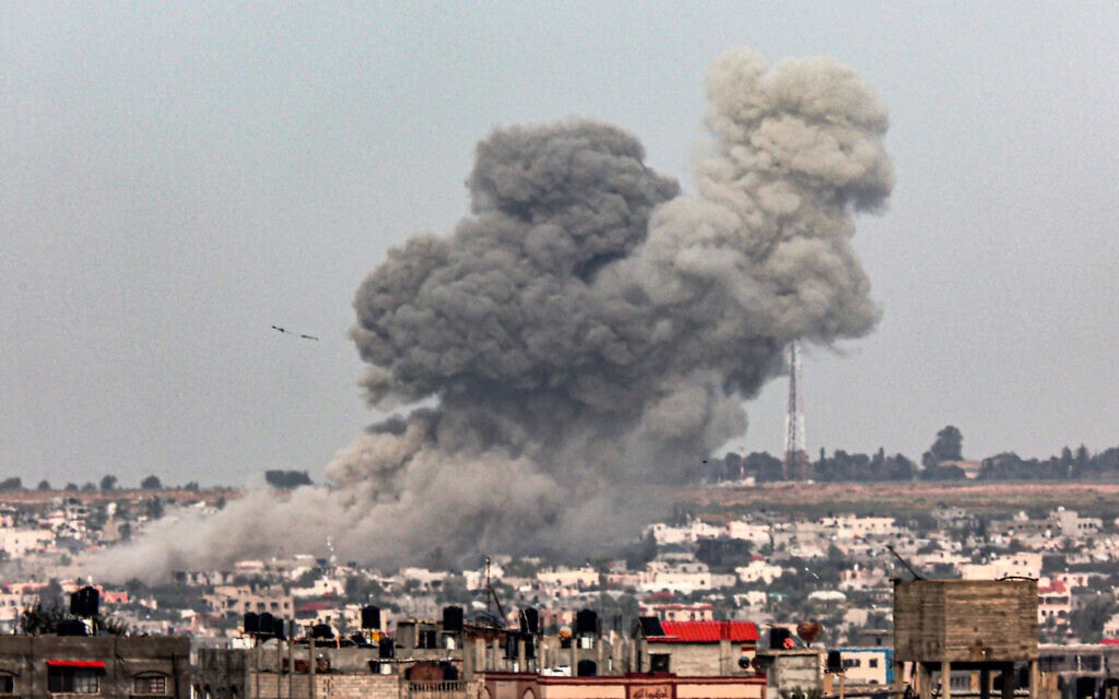 עשן מיתמר בשמי רפיח בעקבות הפצצה ישראלית במקום, 21 במרץ 2024 (צילום: SAID KHATIB / AFP)