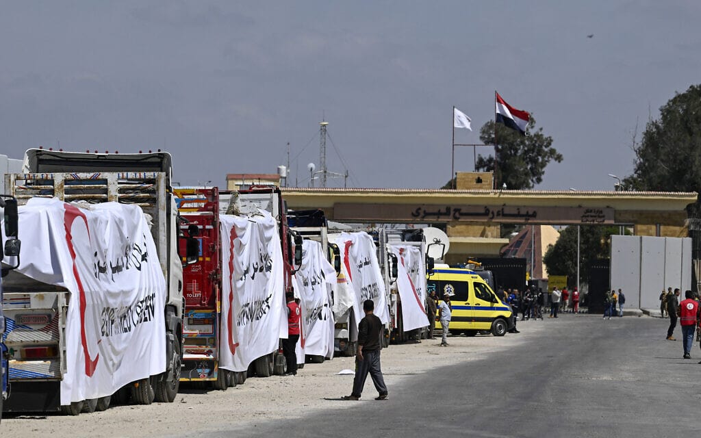 משאיות סיוע של הצלב האדום המצרי במעבר רפיח, 23 במרץ 2024 (צילום: Khaled DESOUKI / AFP)