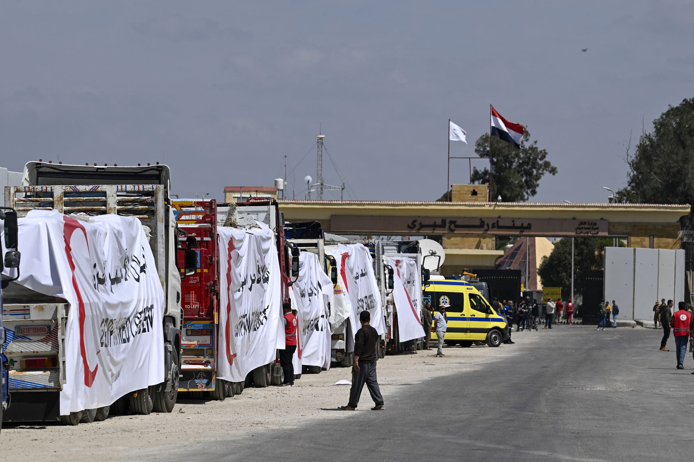 משאיות סיוע של הצלב האדום המצרי במעבר רפיח, 23 במרץ 2024 (צילום: Khaled DESOUKI / AFP)