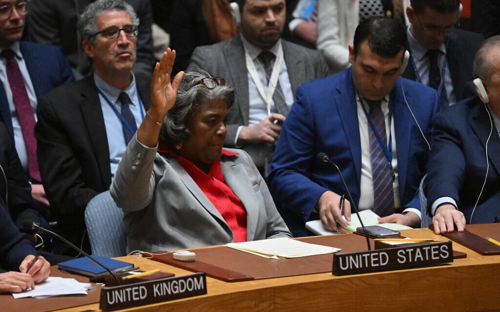 שגרירת ארה"ב במועצת הביטחון של האו"ם לינדה תומאס-גרינפילד נמנעת במהלך ההצבעה על הצעת הפסקת אש מיידית בעזה, 25 במרץ 2024 (צילום: ANGELA WEISS / AFP)