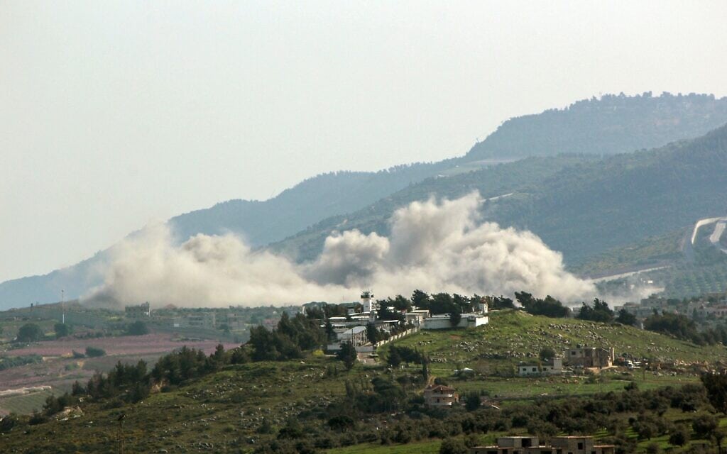עשן מיתמר במהלך תקיפת צה"ל בכפר כילא בדרום לבנון. 26 במרץ (צילום: RABIH DAHER / AFP)