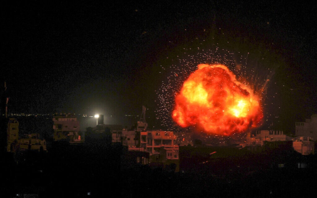 כדור אש במהלך הפצצה של צה"ל ברפיח, בדרום רצועת עזה, ב-26 במרץ 2024 (צילום: Said KHATIB / AFP)