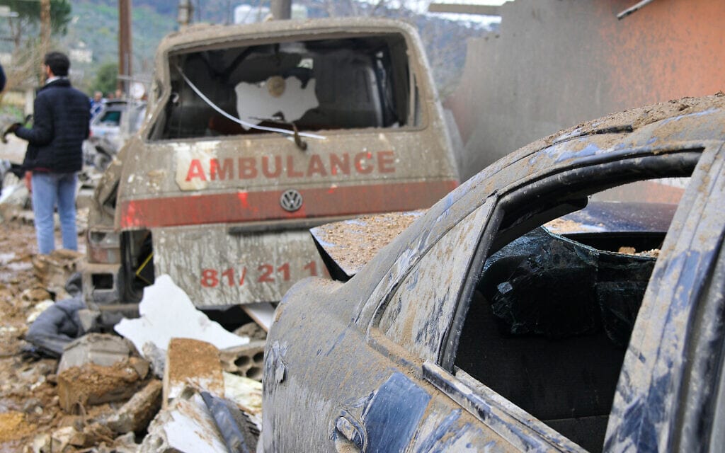 כלי רכב בנפת חאצביא שבדרום לבנון, שנפגעו בתקיפה אווירית שביצעה ישראל, 27 במרץ 2024 (צילום: Rabih DAHER / AFP)