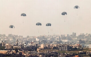 סיוע הומניטרי מוצנח לרצועת עזה, 28 במרץ 2024 (צילום: JACK GUEZ / AFP) סיוע הומניטרי מוצנח לרצועת עזה, 28 במרץ 2024 (צילום: JACK GUEZ / AFP)