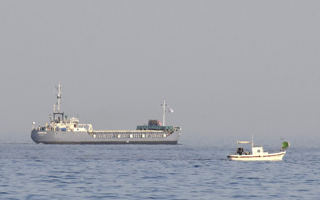 הדוברה ג&#039;ניפר, חלק ממשט שלוש ספינות הנושא סיוע מזון לרצועת עזה, יוצאת מנמל לרנקה בקפריסין  ב-30 במרץ 2024 (צילום: Iakovos HATZISTAVROU / AFP)