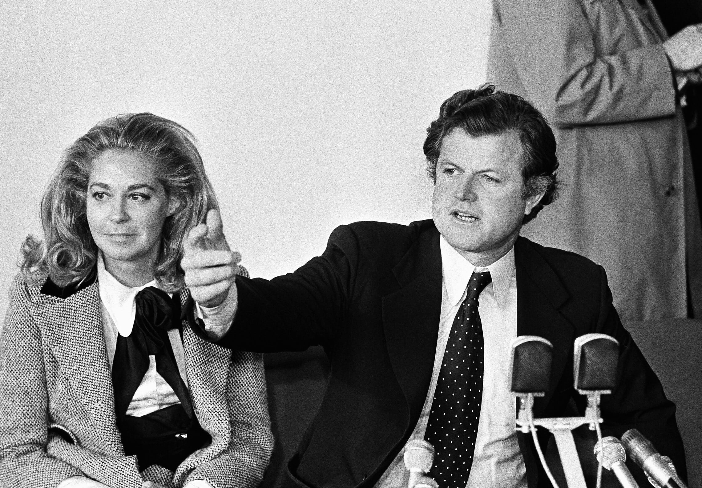 טד קנדי ואשתו ג&#039;ואן במסיבת עיתונאים במוסקבה, מאי 1974 (צילום: AP)